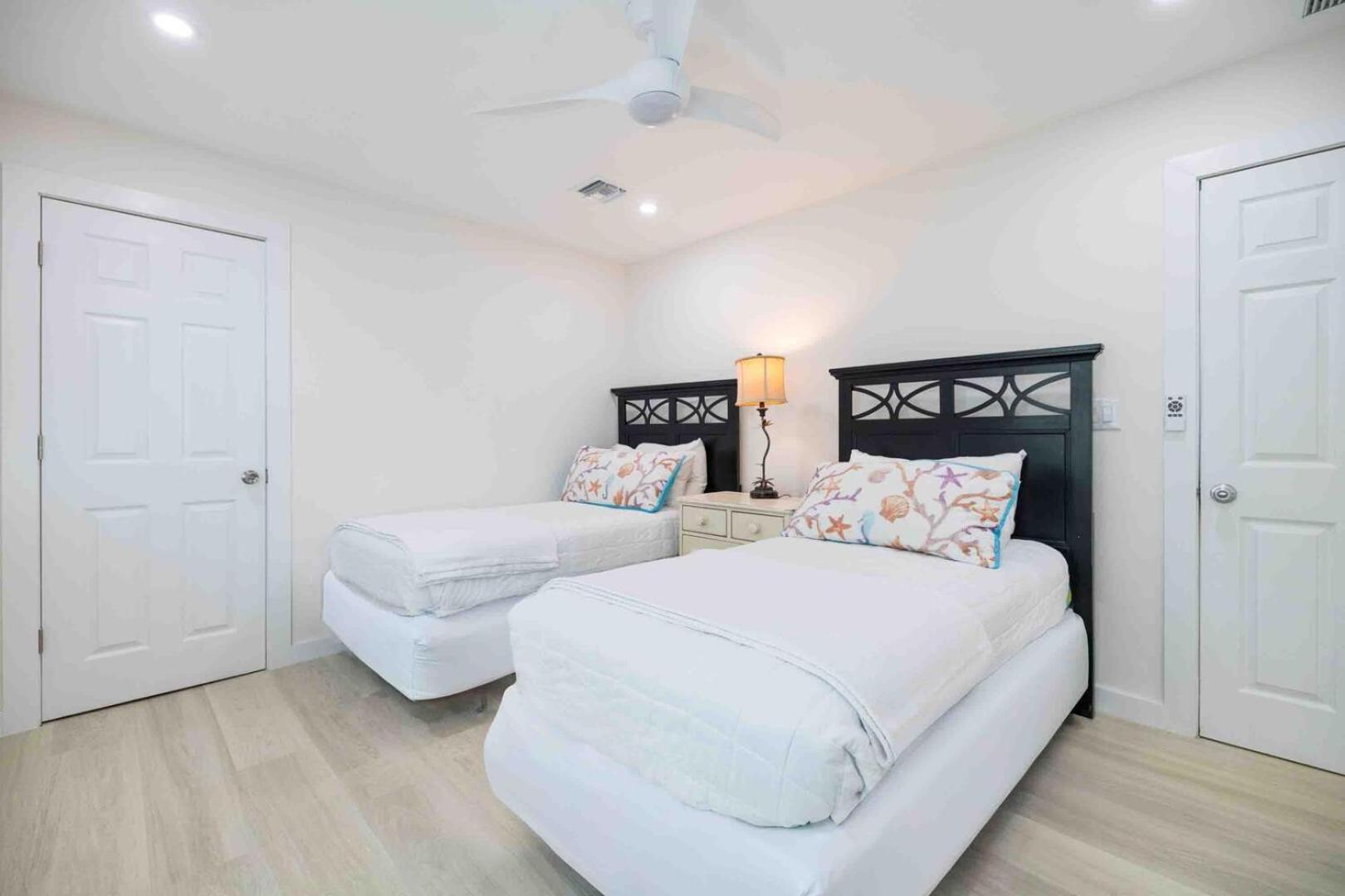 Thatch Hill - Renovated Beach House With Pool, Short Walk To The Rum Point Club Driftwood Village Exterior foto