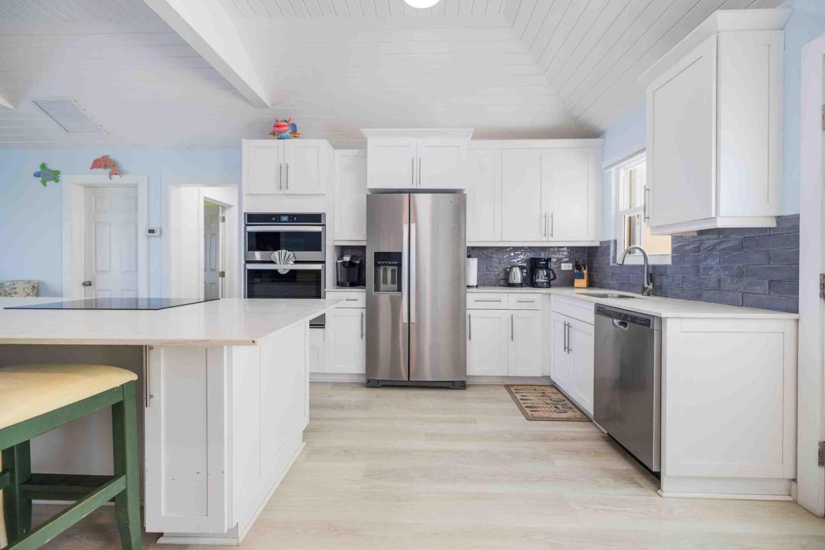 Thatch Hill - Renovated Beach House With Pool, Short Walk To The Rum Point Club Driftwood Village Exterior foto