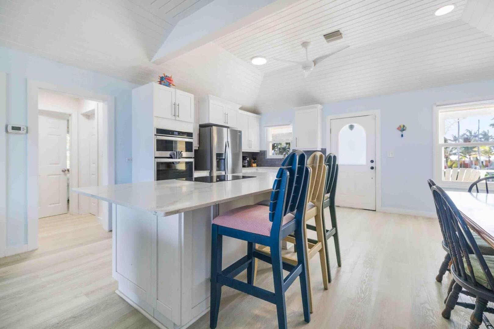 Thatch Hill - Renovated Beach House With Pool, Short Walk To The Rum Point Club Driftwood Village Exterior foto